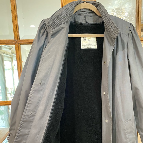 London Fog Maincoats Trench coat. Pewter Grey. 4 buttons on front. Tie waist. M - Picture 7 of 10